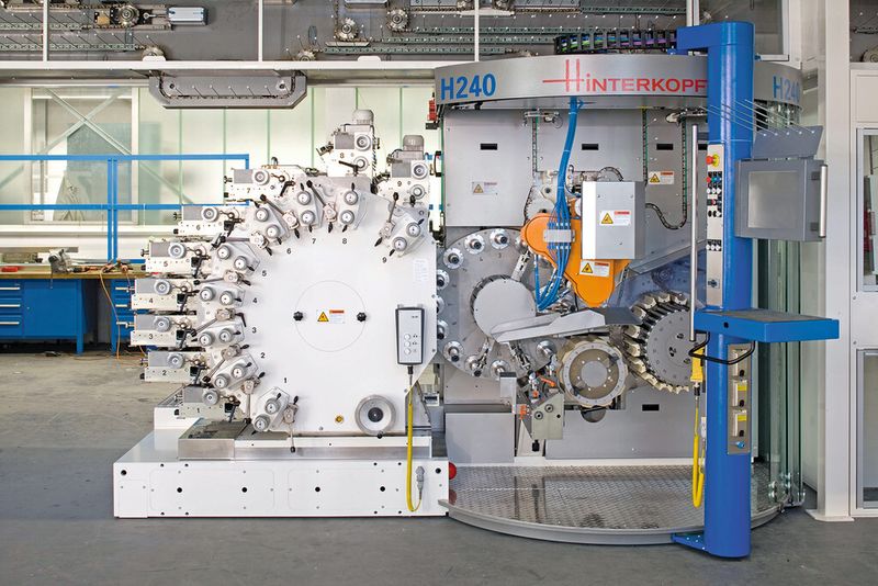 Bild 2: Eine sogenannte Grundmaschine synchronisiert den Ablauf in Produktionslinien zum Dekorieren (Bedrucken und Lackieren) von Verpackungen. Die Druck- und Lackierstationen werden durch bewegliche Glastüren abgeschlossen. (Bild: Hinterkopf)