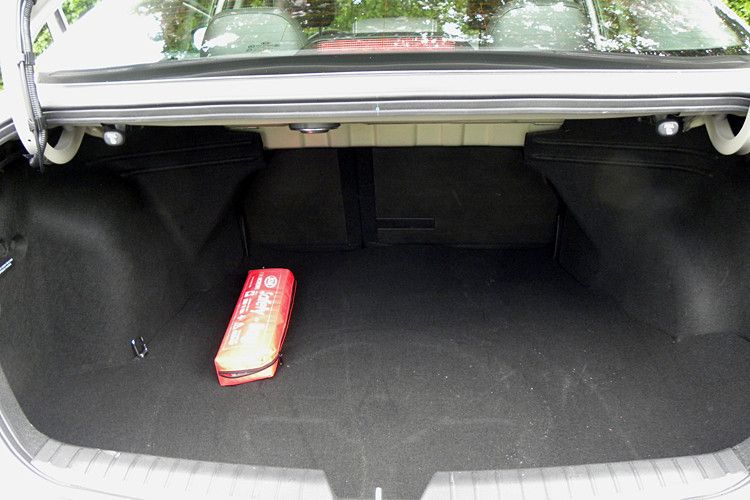 ... bietet bis zu 505 Liter Stauraum. Die Sitze sind assymetrisch im Verhältnis 60:40 umlegbar. (Auto-Medienportal.Net)