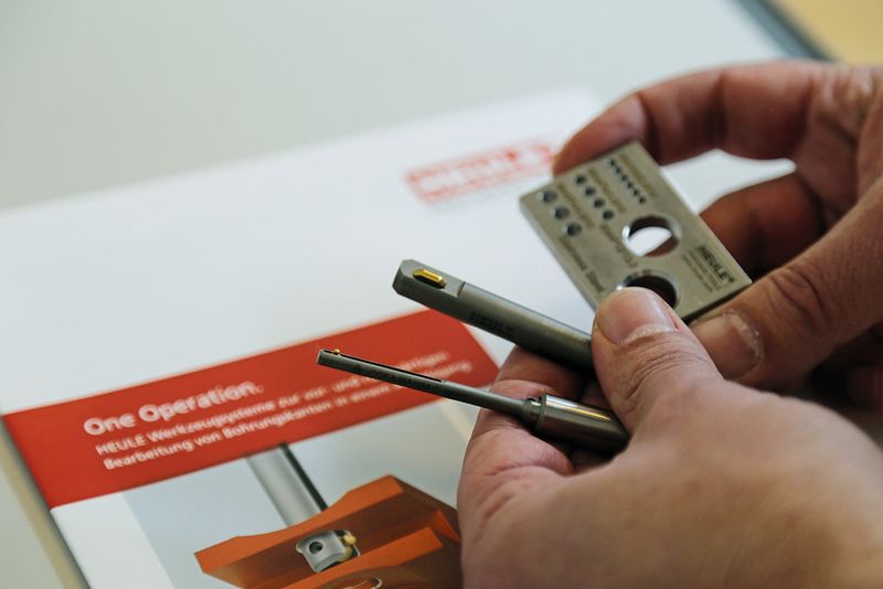 Die Entgratwerkzeuge für vor- und rückseitige Entgratung von Bohrungen der Heule AG, die ein grosses Interesse bei den Besuchern fanden. (Bild: M. Böhm)