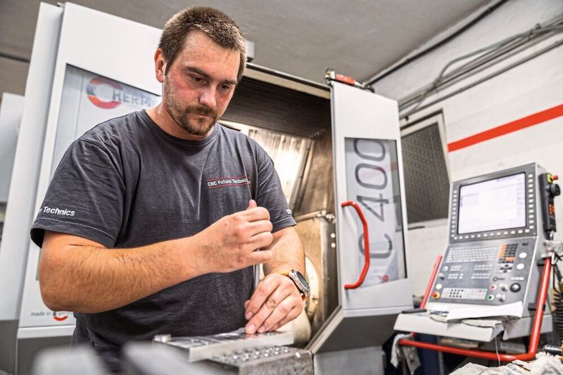 CNC-Fräser David Unger bereitet die nächste Aufspannung vor. (maikgoering photography)