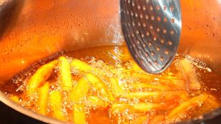 Am Labor für Kraftstoffanalytik und Hochdruck der HAW Hamburg verwandeln sich verbrauchte Öle und Fette in hochwertige Treibstoffe. (gemeinfrei)