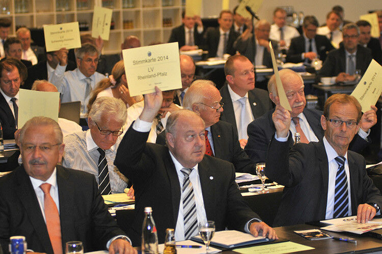 Zahlreiche Abstimmungen bestimmten die Mitgliederversammlung in Bremen. (Foto: Zietz)