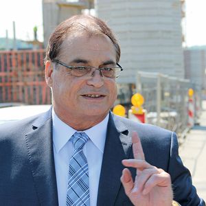 Lothar Horn, Geschäftsführer der Paul Horn GmbH, vor der Baustelle des Neubaus, der Ende 2016 fertig sein soll: „Wir wollen auch in den nächsten Jahren spürbar wachsen.“