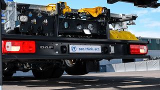 Rückwärts einfädeln unter eine Wechselbrücke: Dieses Fahrmanöver führt der „Innovation Truck“ des Automobilzulieferers ZF Friedrichshafen autonom durch. (ZF Friedrichshafen)