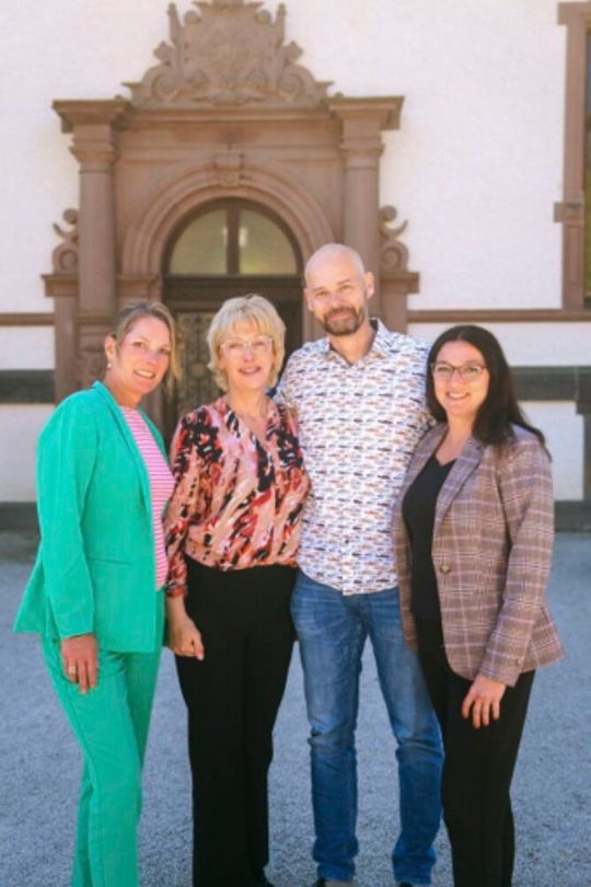 Kiwiko und Comteam beim Partnertreffen auf Schloss Ahrenthal: (v. l.) Sandra Balz, Leiterin von Kiwiko, Silvia Habeck, Leiterin Partnermanagement bei Comteam, Sven Glatter, Geschäftsführer von Comteam und Luciana Kuhlemann, Leiterin von Campus bei Comteam(Bild:   Jay Trubas, comTeam – Digitale Agentur)