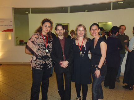 Besa Agaj, ITB, Tobias Anner, Hannah Lamotte, ITB und Karin Hernik, MGE USV-Systeme genießen den Abend. (Archiv: Vogel Business Media)