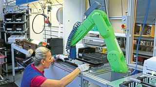 Mensch und Maschine in direkter Interaktion: So soll der Cobot eingesetzt werden. (Bild: Fanuc)