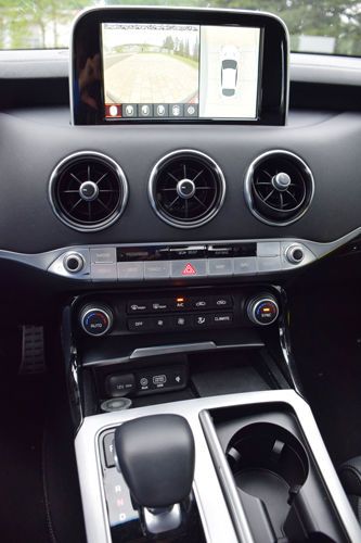 Hochwertig und intuitiv präsentiert sich das Stinger-Cockpit. (Bild: Schweitzer/»kfz-betrieb«)