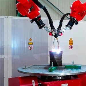 So sieht das CMT-Schweißen mit der WAAM-Roboteranlage von Alotec aus der Entfernung aus. Weil gleich zwei Schweißsysteme genutzt werden können, klappt die additive Fertigung von Metallteilen besonders wirtschaftlich.(Bild:  Alotec Dresden)
