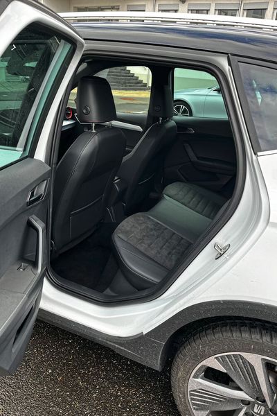 Hinten haben große Menschen (bis circa 1,95 Meter) bezüglich der Kopffreiheit keine Probleme. Eher bekommen sie in Sachen Beinfreiheit Kontakt zum Fahrzeug. Hier liegt die Grenze bei etwa 1,85 Metern Körperhöhe. Leider lassen sich die hinteren Sitze nicht in der Länge verschieben und können somit in dieser Hinsicht nicht für Ausgleich sorgen. (Bild: Simon – VCG)