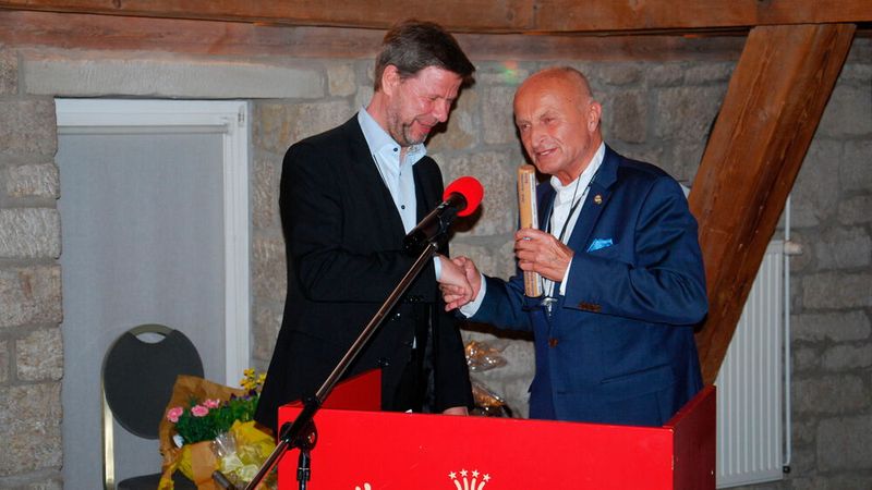 Der nächste Landesverbandstag findet in Potsdam statt. Harald Scholz übergibt hiefür symbolisch den Staffelstab an Holger Schmädicke. (Bild: Wenz|»Fahrzeug+Karosserie«)