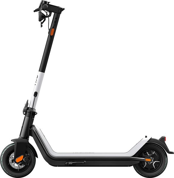 Der E-Scooter von NIU hat eine Reichweite von bis zu 50 km. Die maximale Traglast beträgt 100 kg. Der Roller weist einen breiteren Lenker, ein breiteres Tritttbrett sowie breitere Reifen als Marktbegleiter auf. Mit dem 350 W starken Motor erreicht der E-Scooter eine maximale Geschwindigkeit von 20 km/h. Die NIU-App und das LED-Display ergänzen die Funktionalitäten des Elektrorollers. Der KQi3 Pro von NIU zählt zu den Preis-Leistungssiegern bei chip.de. Der Preis liegt bei ca. 630 Euro. (Bild: NIU / gefunden auf amazon.de)