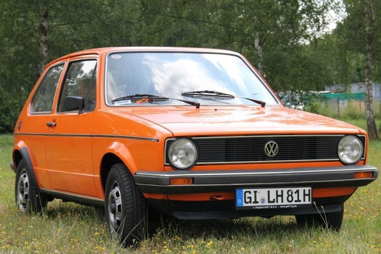 7. Preis: Als er 1974 den Käfer ablöste, bedeutete das einen der radikalsten Modellwechsel der deutschen Autogeschichte. Frontmotor mit Wasserkühlung statt luftgekühltem Boxer im Heck, Vorder- statt Hinterradantrieb, Kanten statt Kurven, selbsttragende Karosserie statt Vorkriegs-Stromlinie auf Plattformrahmen. Iinzwischen sind alle Golf der ersten Generation in die Liga der H-Kennzeichen-Träger aufgestiegen – zumindest die, die der Rost nicht dahingerafft hat. (Foto: Lebenshillfe Gießen)