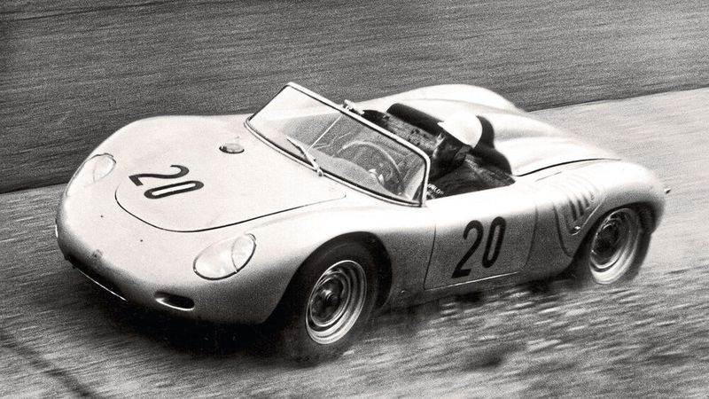 Der Typ 718 RS 60 Spyder ist eine Weiterentwicklung des 718 RSK. Für die Rennsportsaison 1960 entwickelt Porsche den Neuen und verpasst ihm einen 1,6-Liter-Motor, der 160 PS leistet und die gerade mal 550 Kilogramm wiegende Flunder 225 Stundenkilometer schnell macht. (Bild: Porsche AG)