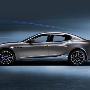 Die Hybridversion des Ghibli gibt sich unter anderem durch blau lackierte Bremssättel zu erkennen.(Bild:  Maserati)