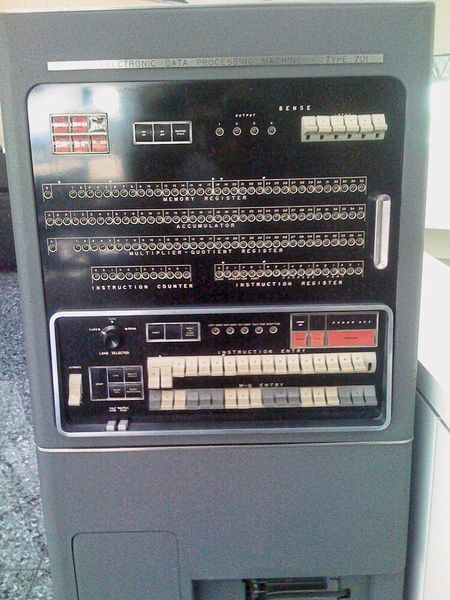 1953: Der IBM 701 benötigt keine Lochkarten mehr. Der von IBM entwickelte und gebaute Hochgeschwindigkeitscomputer 701 war der erste kommerzielle wissenschaftliche Computer und wurde am 7. April 1953 der Öffentlichkeit vorgestellt. Er war unter dem sperrigen Namen IBM 701 Electronic Data Processing Machine bekannt. Die IBM 701 war der erste elektronische Großrechner von IBM, der in großen Stückzahlen produziert wurde. Er war auch der erste kommerziell erhältliche wissenschaftliche Computer. Von der Entwicklung bis zur Installation stellten die IBM-Ingenieure mit weniger als zwei Jahren ebenfalls einen Rekord auf. Der IBM 701 läutete auch eine neue Ära der Datenspeicherung ein. Denn es folgte der Übergang von Lochkartenmaschinen zu elektronischen Computern. Leider war der Anlass für die Entwicklung der 701 alles andere als fortschrittlich. Der Auslöser war der Ausbruch des Koreakrieges im Juni 1950. Ein möglicher Großrechner sollte für die US-Regierung bei der Konstruktion von Flugzeugen, bei der Entwicklung von Munition oder sogar bei der Nukleartechnik helfen. (heh) (Bild: CC BY 2.0)