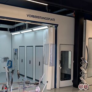 ... gibt es eine komplett ausgestattete Lackierwerkstatt für Praxisschulungen. (Bild:  Rosenow – VCG)