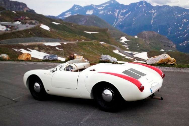 Beim ersten GP Icerace erwartet die Fans unter anderem ein Porsche 550 Spyder (auch „James Dean“-Porsche genannt), der vor rund 60 Jahren in den Händen des deutschen Rennfahrers Kurt Ahrens in Zell am See am Start war und ursprünglich Ferry Porsche gehörte. (c)