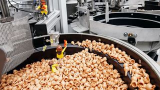 Schlauchbeutel sind der perfekte Rundumschutz für eine Vielzahl ganz unterschiedlicher Produkte, angefangen von Schüttgütern und Flüssigkeiten bis hin zu technischen Produkten oder Spielzeug. Die Beutelverpackungen sind leicht zu handhaben, der Materialeinsatz ist gering und die Folien sind gut recyclebar.  (Bild: Telsonic)