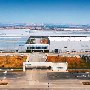 Die 2009 gegründete Beijing Electric Vehicle Company (BJEV) unterhält ein komplettes Werk zur Fertigung von Elektrofahrzeugen in Qingdao, einer großen Hafenstadt im Osten Chinas.(Bild:  ABB)