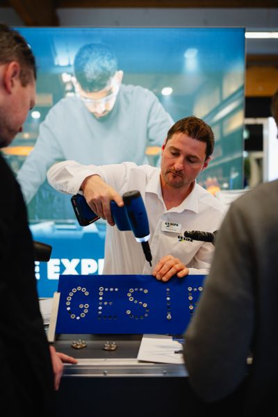 Besucher konnten die neueste Schraubtechnik live erleben. (Bild: tinografiert)