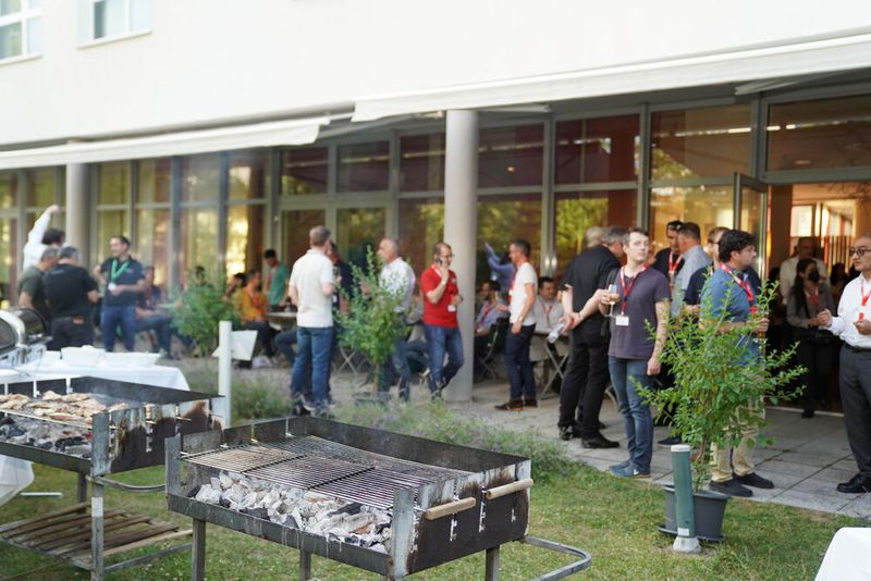 FPGA Conference Europe 2022: Über 70 Sprecher, 100 Vorträge und über 250 Teilnehmer – nach zwei Jahren mit Corona-bedingten Digitalkonferenzen fand die dreitägige FPGA Conference vom 5. bis 7. Juli 2022 endlich wieder als Präsenzveranstaltung statt. Besondere Highlights waren die spannende Keynote von Nick Ni von AMD/Xilinx, die interessante Couchtalk-Expertenrunde, der traditionelle BBQ-Grillabend sowie die vielen glücklichen Gewinner der Verlosungsaktionen.  (Bild: Nadine Stegemann)
