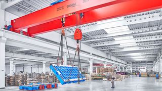 Mit der überarbeiteten Lastwendefunktion soll die Handhabung schwerer Güter einfacher und sicherer werden. (Erik Krüger - Demag)