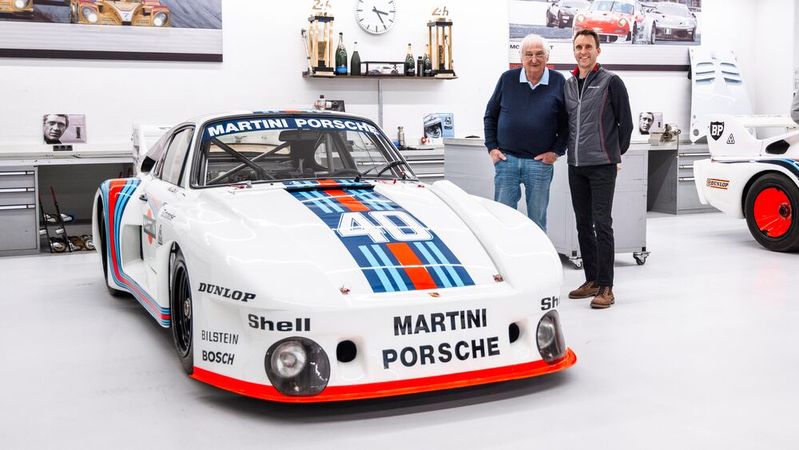 Erzählen gemeinsam die Geschichte des 935 nach: Ex-Porsche-Konstrukteur Norbert Singer (li.) und Timo Bernhard, Porsche-Markenbotschafter.(Bild:  Porsche AG)