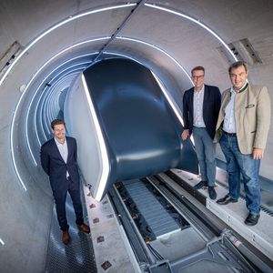 Der Hyperloop besteht aus drei Elementen: einer 24 Meter langen Teststrecke in Form einer Betonröhre, einer Personenkapsel sowie einer Betriebsleitzentrale.(Bild:  TUM/Andreas Heddergott)