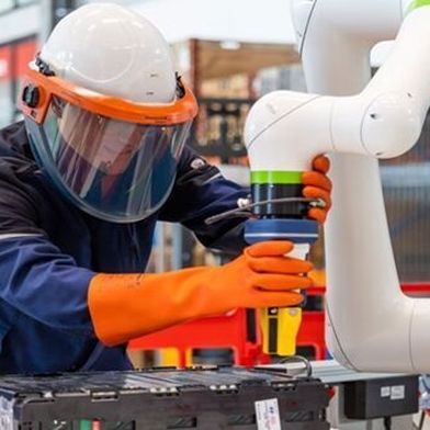 In future, robots will assist in the upcycling of lithium-ion batteries. Technology development at the Swiss Battery Technology Centre (SBTC) at Switzerland Innovation Park Biel/Bienne.  (Source: Innosuisse)