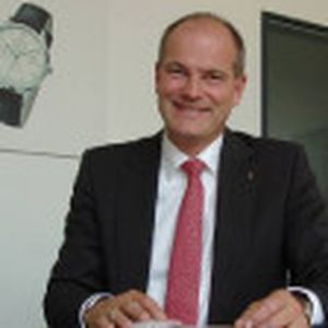 Junghans-Geschäftsführer Matthias Stotz: „Durch die serienmäßige Hochgeschwindigkeitsspindel ist die Maschine wie maßgeschneidert für unsere Kleinteilebearbeitung.“ 