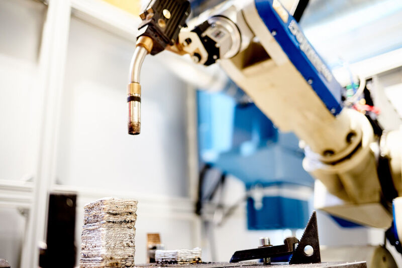 Entstanden ist die Roboterschweißzelle als gemeinsames Projekt des Instituts für Fertigungstechnik und Werkzeugmaschinen (IFW) und der TEWISS Technik und Wissen GmbH. (Nico Niemeyer)