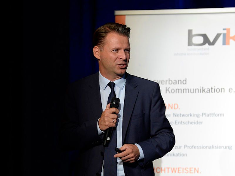 Direkt zum Auftakt sensibilisierte Prof. Dr. Tobias Kollmann, Experte für E-Business und E-Entrepreneurship, in seiner Keynote „Deutschland 4.0 – Wie die Digitale Transformation gelingen kann“ die Teilnehmer für die Herausforderungen des digitalen Wandels. (bvik / setphoto Thomas R. Schumann)