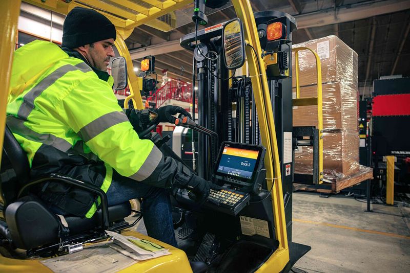 Staplerarbeit im Tiefkühllager: Die neuen Zebra-Tablets können dank koppelbarem Reibungsscharnier im Handumdrehen von einem „Stapler-Tablet“ in einen Laptop für Büro oder Außendienst verwandelt werden.