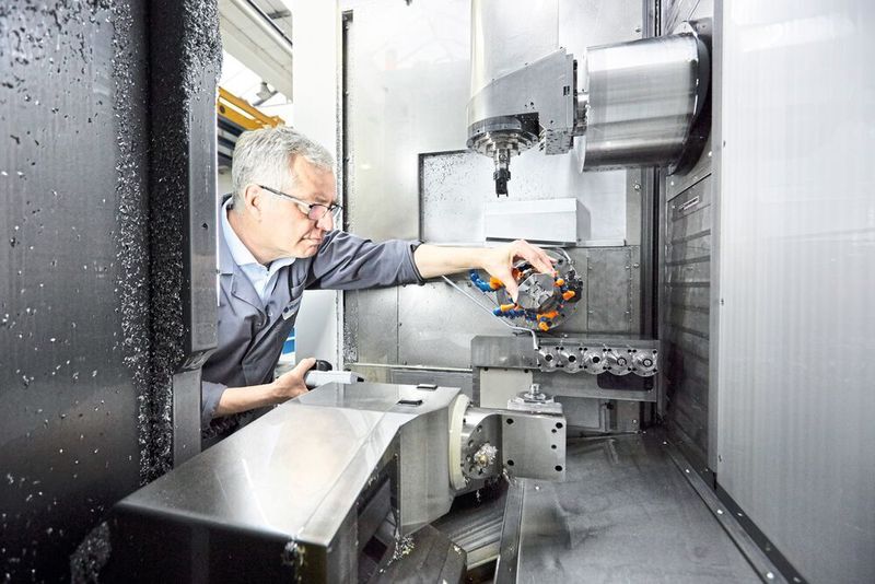 Besonders effektiv: Die innere Kühlschmiermittelzufuhr durchs Werkzeug und die externe Kühlung sparen Heinrich bei Aluminium echte Sekunden ein und sorgen so für mehr Produktivität.  (Starrag/Ralf Baumgarten)