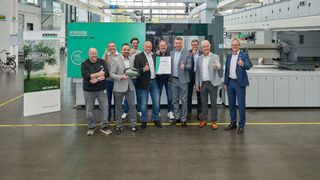 Proud of 50 years of cooperation and the handover of the 150th Allrounder: Tobias Baur (4th from right), Arburg Managing Director Sales and Aftersales, and Christian Abicht (5th from left), Managing Director HK Cosmetic Packaging, with their teams. (Source: Arburg)