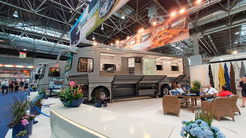 Immer spannend in Düsseldorf ist der Besuch der Premium-Halle.  (Bild: Mauritz – VCG)