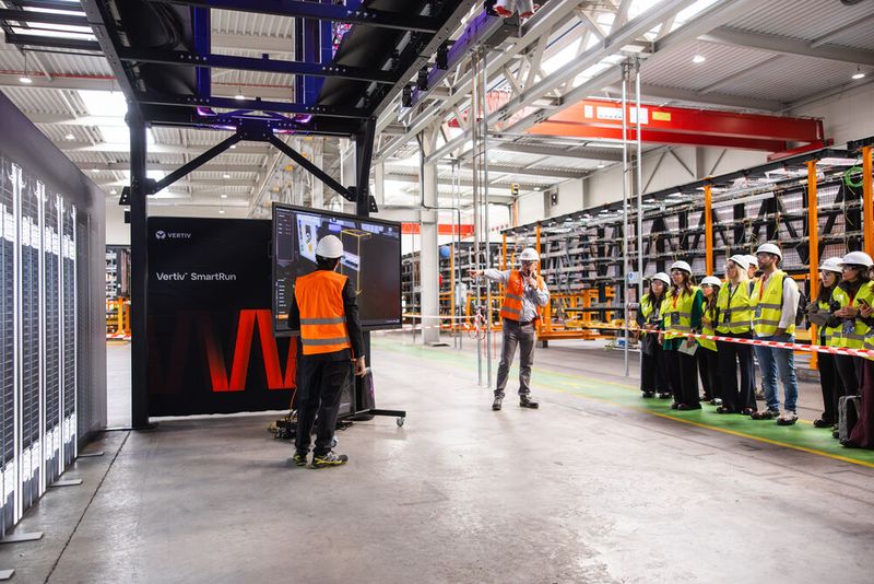 Ein Mitarbeiter von Vertiv zeigte, wie ein digitaler Zwilling das Ein- und Ausschalten von Stromschaltern abbildet. Das Beispiel veranschaulichte, wie Predictive Maintenance funktioniert: Komponenten und ihre Zustände lassen sich softwareseitig modellieren, um mögliche Ausfälle frühzeitig zu erkennen. (Bild: Vertiv)