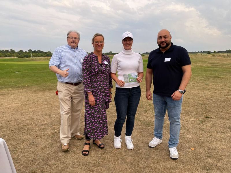 Den Pokal Nearest to the Pin konnte Anne Herbig, Bechtle (2. v. r.) holen. Auch hier übergaben Ulrich Hentschke, Evelyn Vogt und Mohamed Adli von Westcon den Pokal. (Bild: Westcon-Comstor)