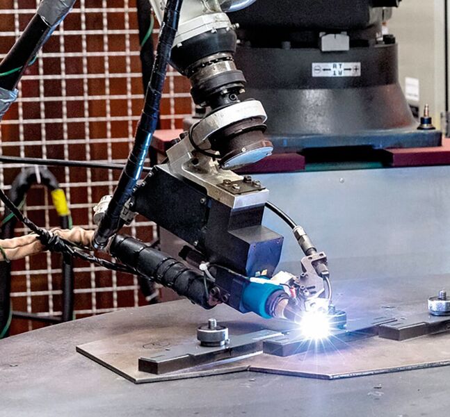 Robotersysteme schweis­sen einmal programmierte Formstücke aus Chromstahl, Stahl, Kupfer-Elektroblechen und Aluminium in Losgrössen von 5 bis 100 000 Bauteilen zuverlässig, reproduzierbar und effizient.  (DORMET Dörfliger AG)