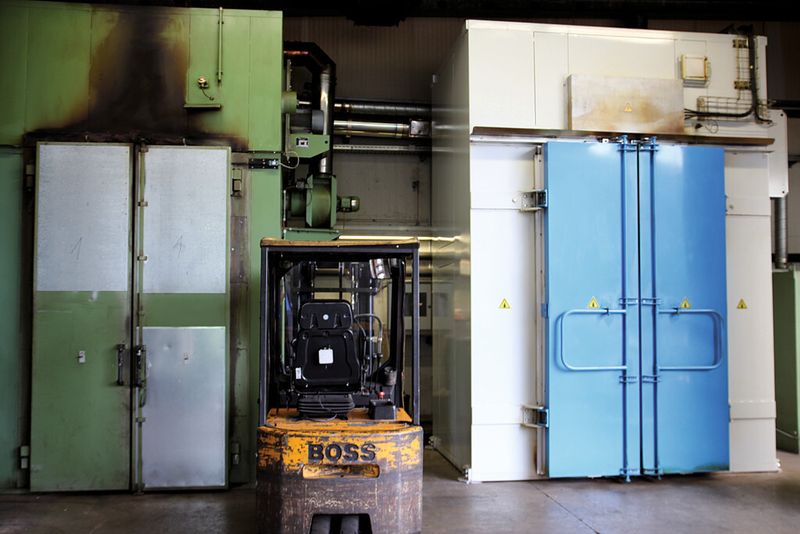 In diesen Thermoöfen werden bei EBM-Papst die Statoren für Elektromotoren bei hohen Temperaturen gebacken. Eine neue Tür reichte schon, um den Energieverbrauch stark zu senken und die Umgebung für die Mitarbeiter angenehmer zu machen. (Bild: Itasse)