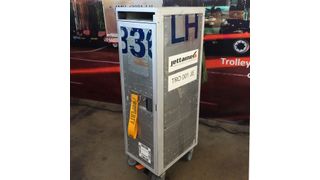 Airbar fertigt aus ausgedienten Lademitteln und Getränketrolleys ab sofort individuelle Möbelstücke im Jettainer-Design. (Bild: Jettainer)