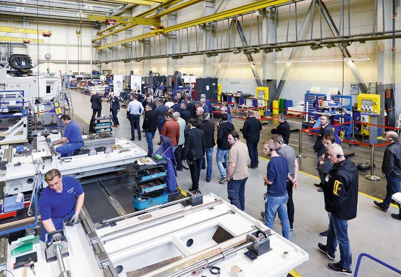 Werksführungen bei Heller Werktagen vom 15. bis 17. März 2017: Zahlreiche Fachbesucher interessierten sich nicht nur für die Live-Demonstrationen, sondern auch für die Produktion der Heller-Maschinen. (Heller)