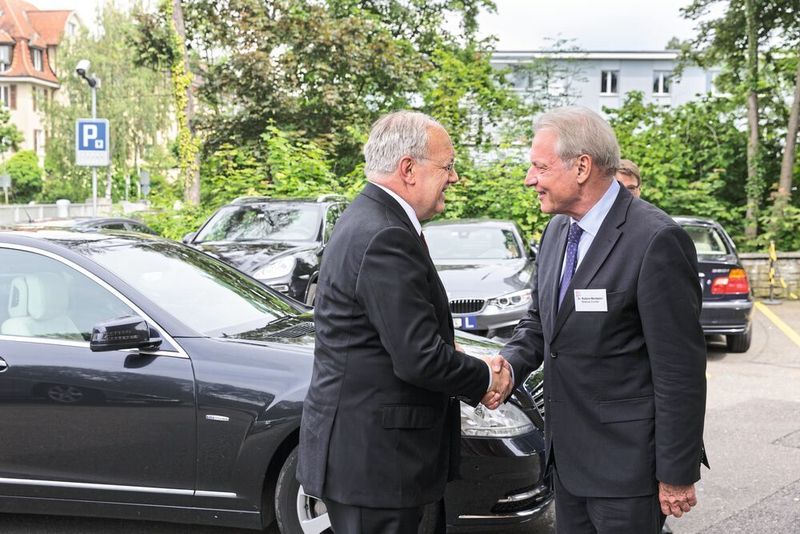 PD Dr. med. Rubino Mordasini, Vice President des Swiss Medtech Verbandes begrüsst Bundesrat Johann Schneider-Ammann zum Swiss Medtech Day 2017. (Tom Kawara)