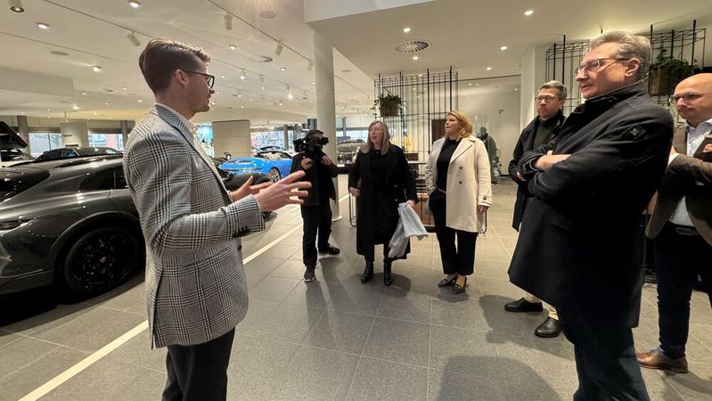 Die Jury im Porsche-Zentrum Lübeck: Geschäftsführer Nick Hedder (l.) erläutert die Stärken des Porsche-Zentrums im Gebrauchtwagengeschäft. Insgesamt besuchte die Jury für den Gebrauchtwagen Award 2025 elf Betriebe und legte dafür 4.500 Kilometer quer durch Deutschland zurück.(Bild:  Achter - VCG)
