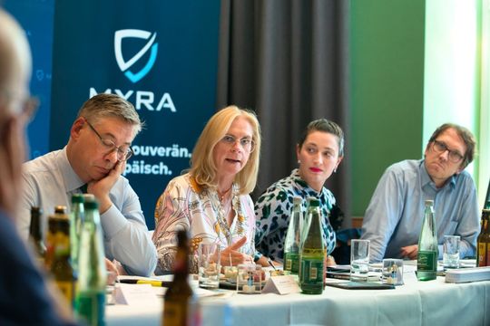 Die Sprecher bei Bots & Brews (v.l.n.r.): Alexandre Vulic, französischer Generalkonsul in München; Andrea Lindholz (CSU), MdB und Vizepräsidentin des Deutschen Bundestages; Katharina M. Schwarz, Head of Global Affairs bei Myra und Leonhard Kugler, Geschäftsführer des ZenDiS.(Bild:  Nicolas Armer/Arctic Narratives)