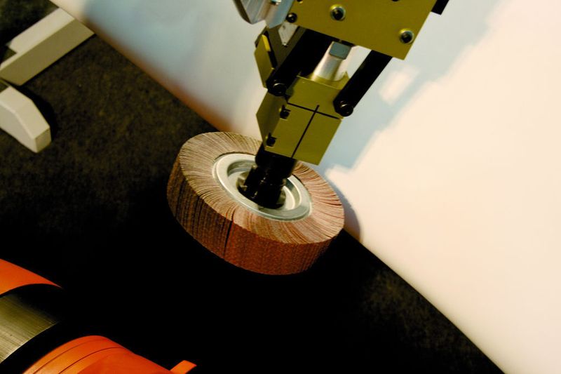 Bild 1: Durch den Abgleich der realen Rotorblattposition mit den CAD-Daten „weiß“ der Roboter, wo welche Mengen an Material abzutragen sind. (Archiv: Vogel Business Media)