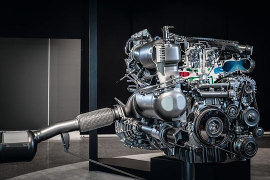 Die Abgasnachbehandlung beim OM 654 q ist sehr nah am Motor untergebracht. Links im Bild der Ammoniak-Sperrkat.(Bild:  Daimler)