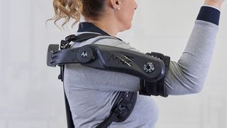 Um 50 Prozent sollen sich die Anstrengungen beim Einsatz des neuen Exoskeletts Mate-XT Go von Comau reduzieren lassen. (Bild: luzzitellidanieli productios)