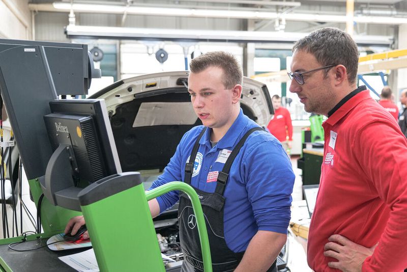 Paul Wolff aus Mecklenburg-Vorpommern bei der Blockaufgabe zur Fahrzeugdiagnose. Experte und Bundestrainer Thomas Holzmann beobachtet dabei jeden Schritt genau. (Bild: Schmidt - VCG)